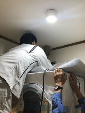 天井に排湿管を通す穴をあける