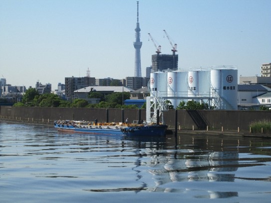 油槽船からタンクに貯蔵している様子